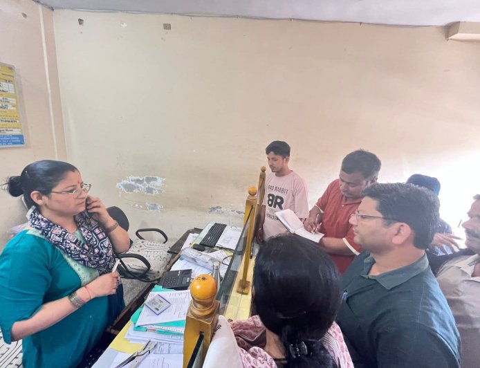 हल्द्वानी :(बड़ी खबर) गैस कालाबाजारी पर प्रशासन का शिकंजा, हल्द्वानी में एजेंसियों पर औचक छापा