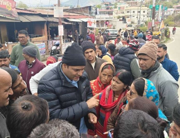 चम्पावत: जिलाधिकारी ने किया गैस वितरण का निरीक्षण, लोगों से बातचीत कर व्यवस्था का लिया जायजा