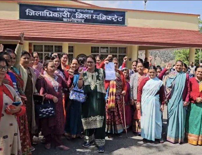 नारायण देव वार्ड के ग्रामीणों का पेयजल टैंक निर्माण के विरोध में ग्रामीणों का प्रदर्शन