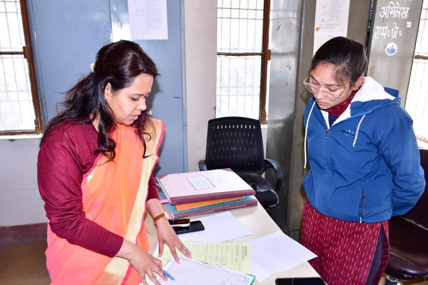 डीएम का तहसील कांडा में औचक निरीक्षण, लापरवाही पर सख्त कार्रवाई, तहसीलदार सहित कर्मचारियों के वेतन पर रोक