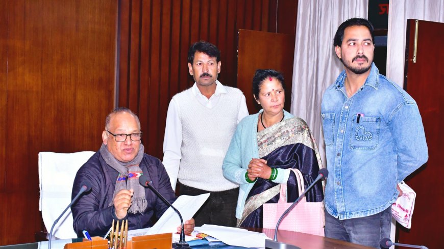 जनता की समस्याओं के त्वरित समाधान पर जोर: सीडीओ ने जनता दरबार में सुनीं शिकायतें