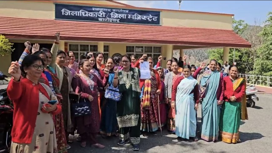 नारायण देव वार्ड के ग्रामीणों का पेयजल टैंक निर्माण के विरोध में ग्रामीणों का प्रदर्शन