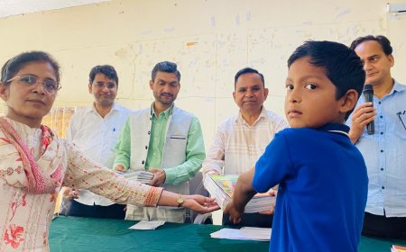 बागेश्वर में निशुल्क पाठ्यपुस्तक वितरण: कपकोट और गरुड़ के विद्यालयों में किताबें पहुंचीं