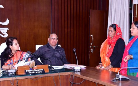 जनता दरबार में जिलाधिकारी ने सुनीं 20 शिकायतें,लापरवाह अधिकारियों पर कड़ा रुख,दो अधिकारियों का वेतन रोका