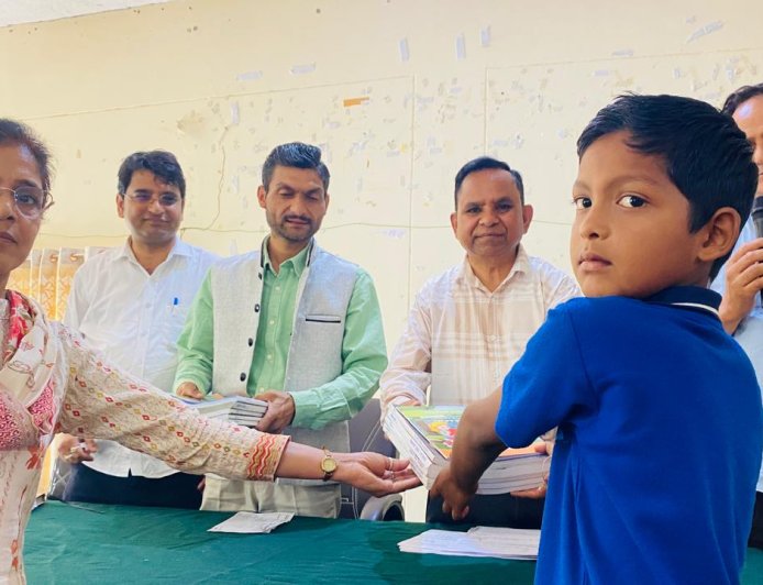 बागेश्वर में निशुल्क पाठ्यपुस्तक वितरण: कपकोट और गरुड़ के विद्यालयों में किताबें पहुंचीं