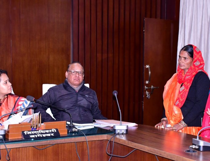 जनता दरबार में जिलाधिकारी ने सुनीं 20 शिकायतें,लापरवाह अधिकारियों पर कड़ा रुख,दो अधिकारियों का वेतन रोका