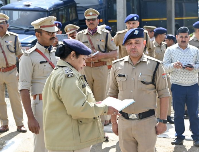 पिथौरागढ़: IG कुमाऊं द्वारा परेड निरीक्षण एवं अपराध समीक्षा गोष्ठी का आयोजन – नवाचार और सुरक्षा की नई दिशा