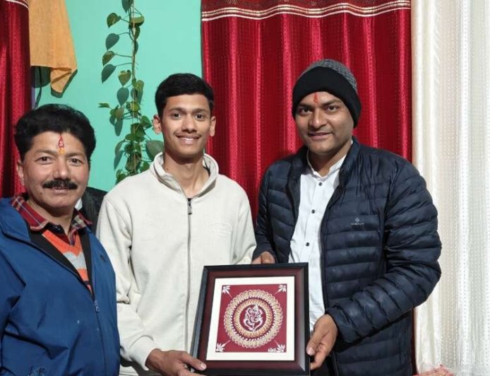 चंपावत: गौरव जोशी ने CDS परीक्षा में प्राप्त की 114वीं रैंक, जिलाधिकारी ने किया सम्मानित