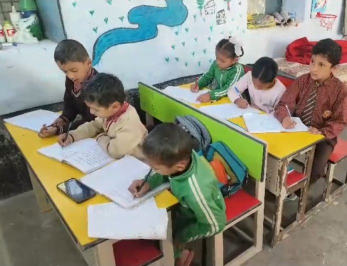 गोलना का प्राथमिक विद्यालय: ग्रामीणों के प्रयास से फिर बजी बच्चों की किलकारी