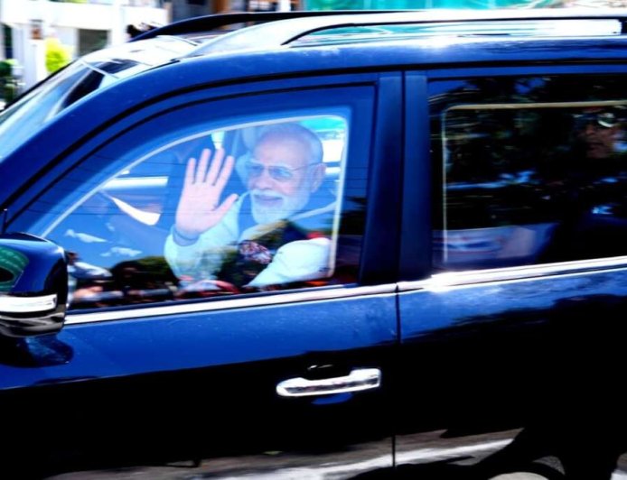 देहरादून में पीएम मोदी का भव्य 12 किमी रोड शो: जनसैलाब का उमड़ता उत्साह