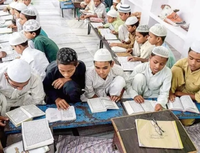 उत्तराखंड में मदरसों पर कार्रवाई, बाहरी बच्चों की जांच का आदेश