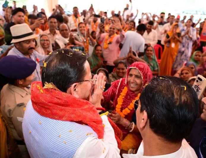 उत्तराखंड: चारधाम यात्रा 2026 का धूमधाम से शुभारम्भ, सीएम धामी ने बसों को दिखाई हरी झंडी