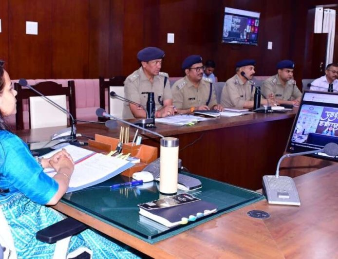 बागेश्वर में अवैध शस्त्रों पर नियंत्रण: प्रशासन ने CCTV बैकअप और गन हाउस निगरानी को बनाया अनिवार्य