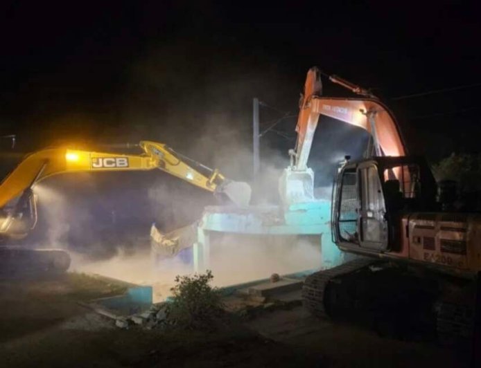 उधम सिंह नगर: रेलवे भूमि पर अवैध मजार को ध्वस्त करने में प्रशासन ने दिखाई सख्ती