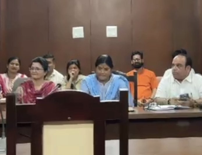 जिलाधिकारी आकांक्षा कोंडे का सख्त एक्शन: एसीएमओ पर अनुशासनहीनता की रिपोर्ट शासन को भेजी जाएगी