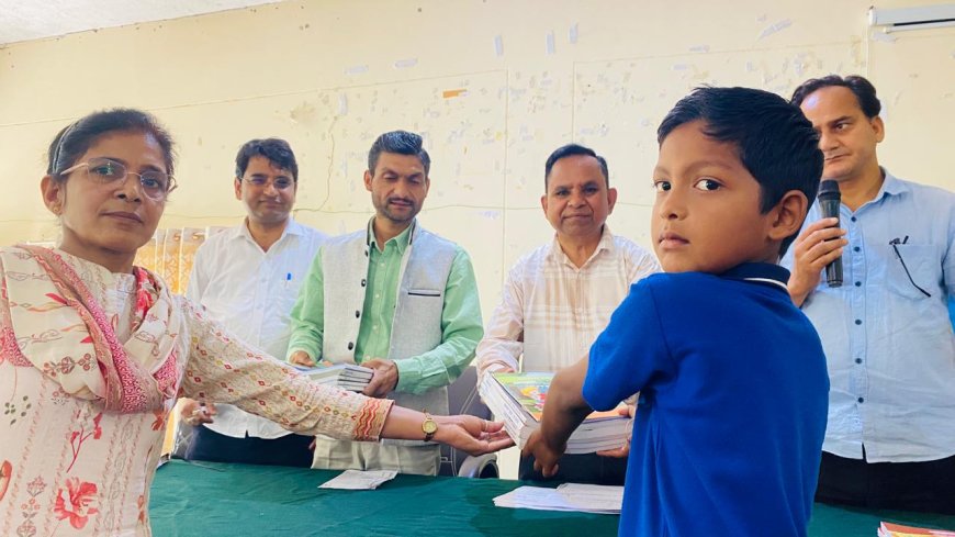 बागेश्वर में निशुल्क पाठ्यपुस्तक वितरण: कपकोट और गरुड़ के विद्यालयों में किताबें पहुंचीं