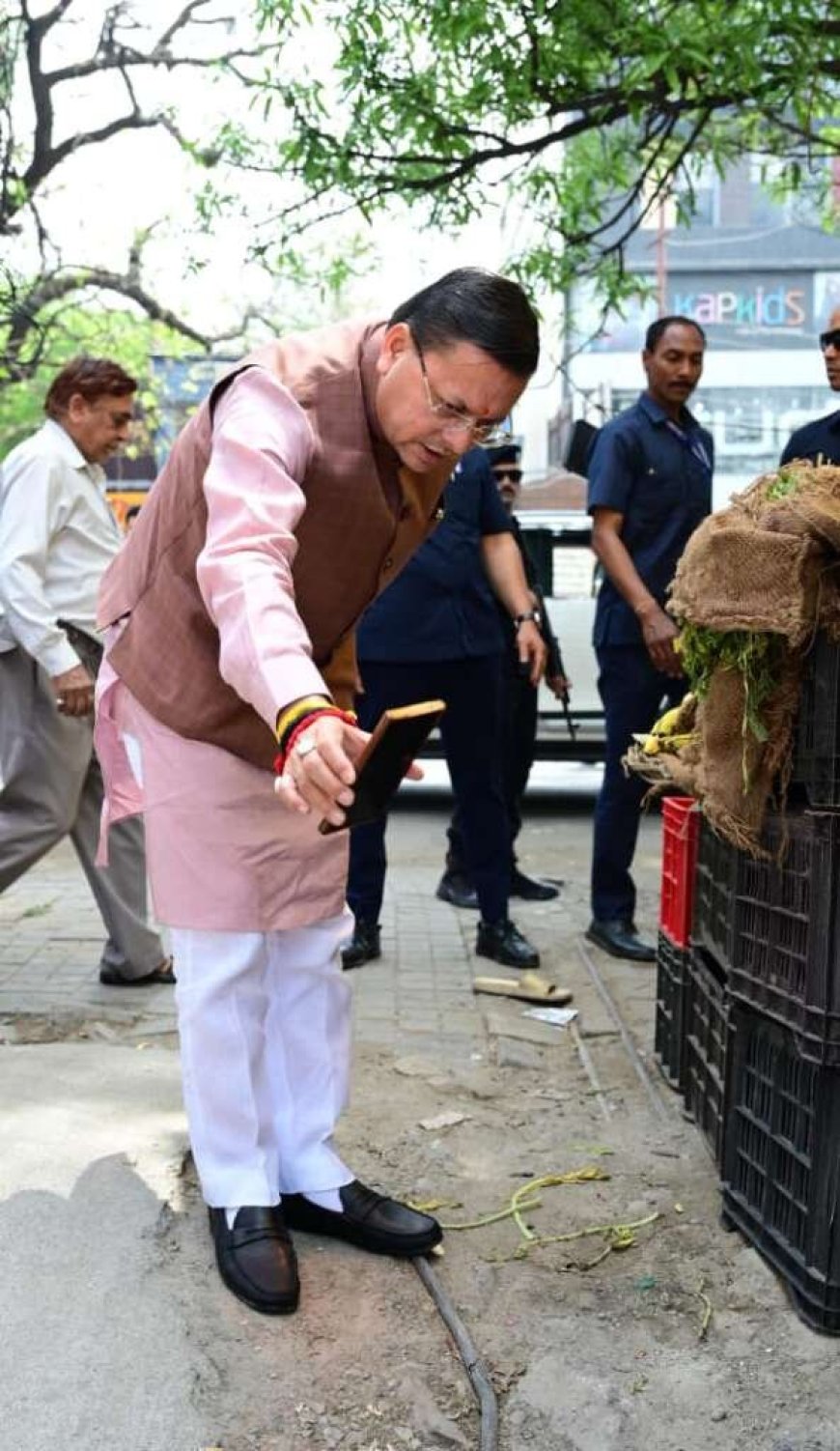 देहरादून में सीएम धामी का त्वरित एक्शन, जाखन में वीडियो कॉल के जरिए दिखाई हकीकत