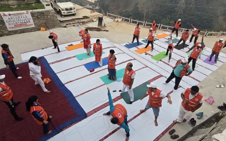 बागेश्वर में योग जागरूकता अभियान: रेडक्रॉस भवन में सामूहिक योगाभ्यास का आयोजन