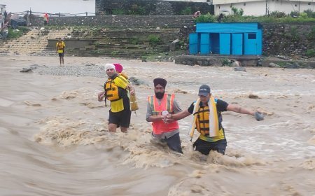 एसडीआरएफ की तत्परता से बची जानें: उफनती नदी में फंसे 50 श्रद्धालुओं का सफल रेस्क्यू