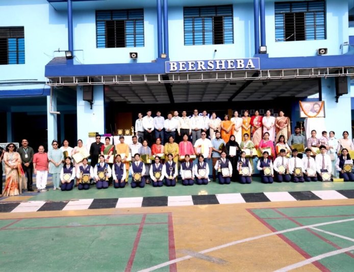 हल्द्वानी: बियरशिबा स्कूल में कक्षा 10 के मेधावी विद्यार्थियों को मिला सम्मान