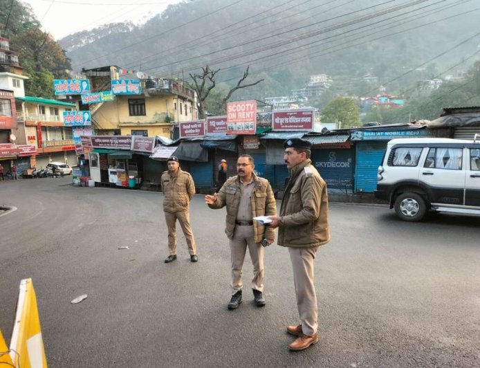 कैंची धाम-भवाली क्षेत्र में वीकेंड ट्रैफिक के लिए नैनीताल पुलिस ने संभाला मोर्चा, पर्यटकों की बढ़ती भीड़ पर अलर्ट