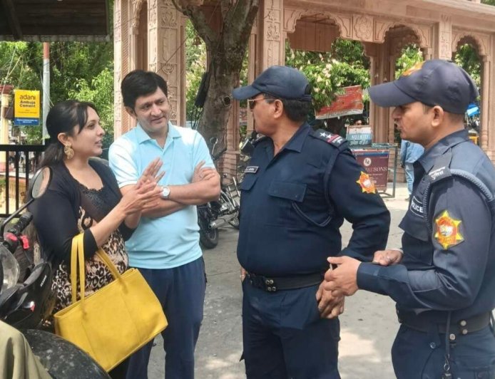 नैनीताल पुलिस की ईमानदारी: खोया मोबाइल और नकदी लौटाने वाली घटना