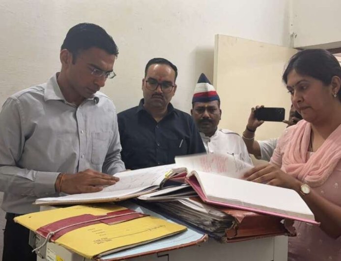 देहरादून में विकासनगर सब-रजिस्ट्रार कार्यालय में डीएम सविन बंसल की छापेमारी ने खोली गंभीर अनियमितताओं की परतें