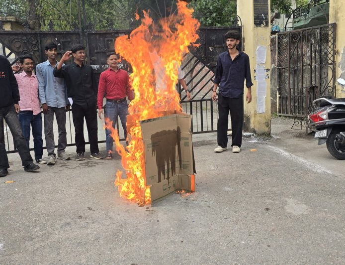 छात्रों का गुस्सा फूटा, एनएसयूआई ने किया विश्वविद्यालय प्रशासन का पुतला दहन