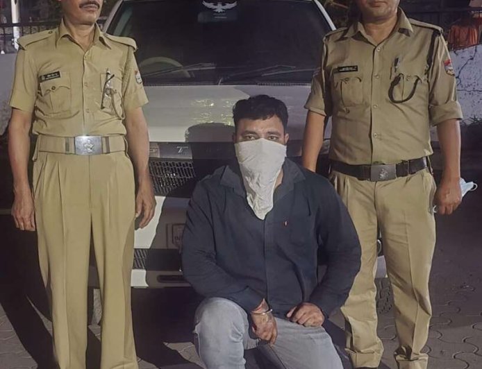 हल्द्वानी: पुलिस से अभद्रता कर भागने वाले आरोपी की गिरफ्तारी, कार बरामद