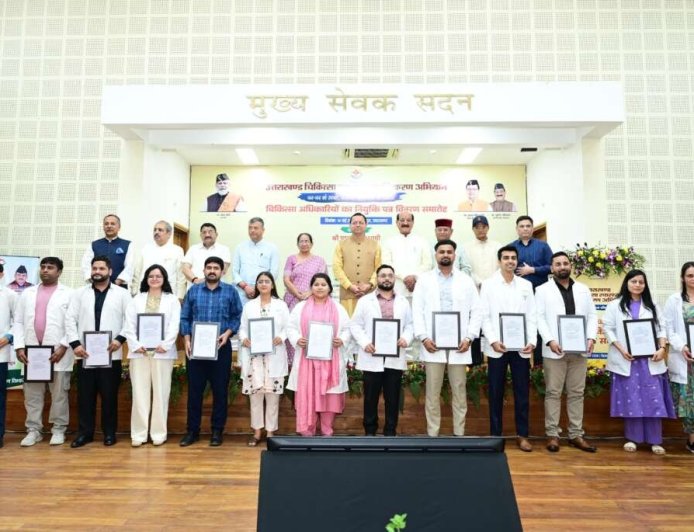 Uttarakhand Jobs: मुख्यमंत्री धामी ने 307 युवाओं को नियुक्ति पत्र बांटे, जनसेवा की कसम ली