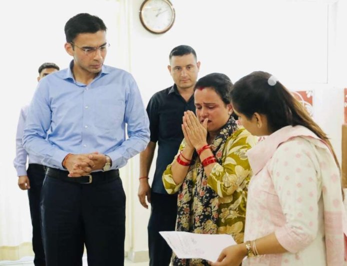 देहरादून: कैंसर से जूझ रहे परिवार को जिला प्रशासन की मदद, 71 हजार का ऋण माफ और 50 हजार का आर्थिक सहयोग
