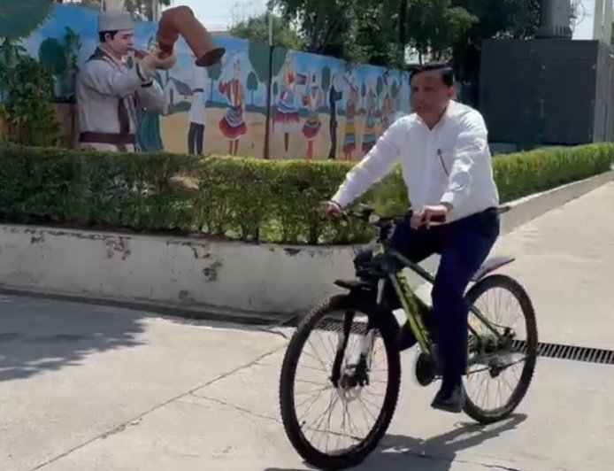 उत्तराखंड के IAS अधिकारी बंशीधर तिवारी की अनूठी पहल: साइकिल यात्रा के माध्यम से पर्यावरण संरक्षण