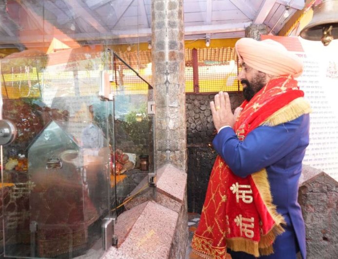 नैनीताल: राज्यपाल गुरमीत सिंह ने मां नयना देवी के दर्शन कर प्रदेश की खुशहाली की मांगी दुआ
