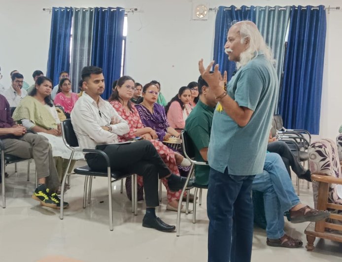 बागेश्वर में शुरू हुई अनुभवनात्मक भौतिकी कार्यशाला, प्रोफेसर एच.सी. वर्मा ने प्रयोगों के महत्व पर किया जोर