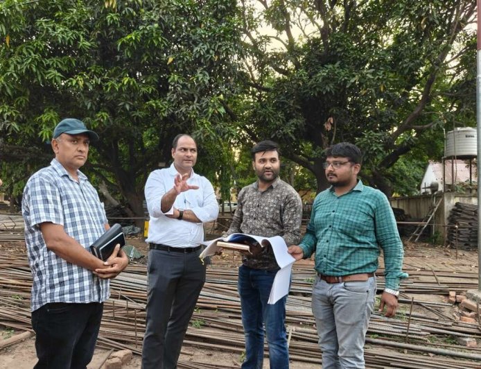 चम्पावत: डीएम मनीष कुमार ने किया निर्माणाधीन स्टेट गेस्ट हाउस का निरीक्षण - समय पर कार्य पूर्ण करने के दिए निर्देश