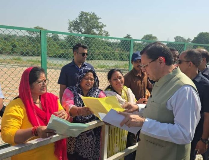 खटीमा: लोहियाहेड हेलीपैड पर सीएम धामी ने जनसमस्याएं सुनीं, त्वरित समाधान के दिए निर्देश