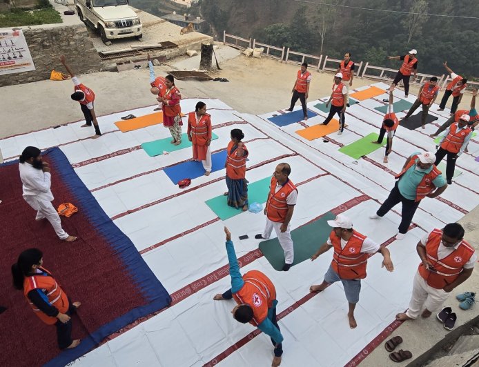 बागेश्वर में योग जागरूकता अभियान: रेडक्रॉस भवन में सामूहिक योगाभ्यास का आयोजन