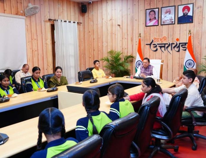 मुख्यमंत्री धामी ने बालिकाओं के साथ सुनी पीएम मोदी की ‘मन की बात’, कहा- यह प्रेरणा का सशक्त माध्यम है