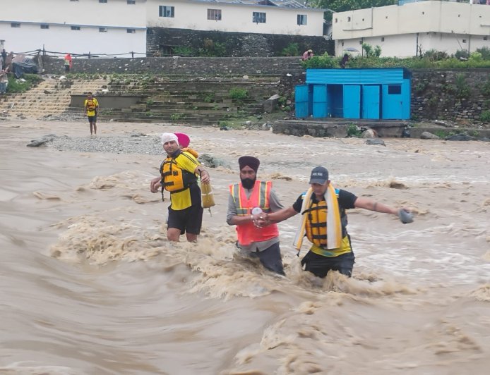 एसडीआरएफ की तत्परता से बची जानें: उफनती नदी में फंसे 50 श्रद्धालुओं का सफल रेस्क्यू