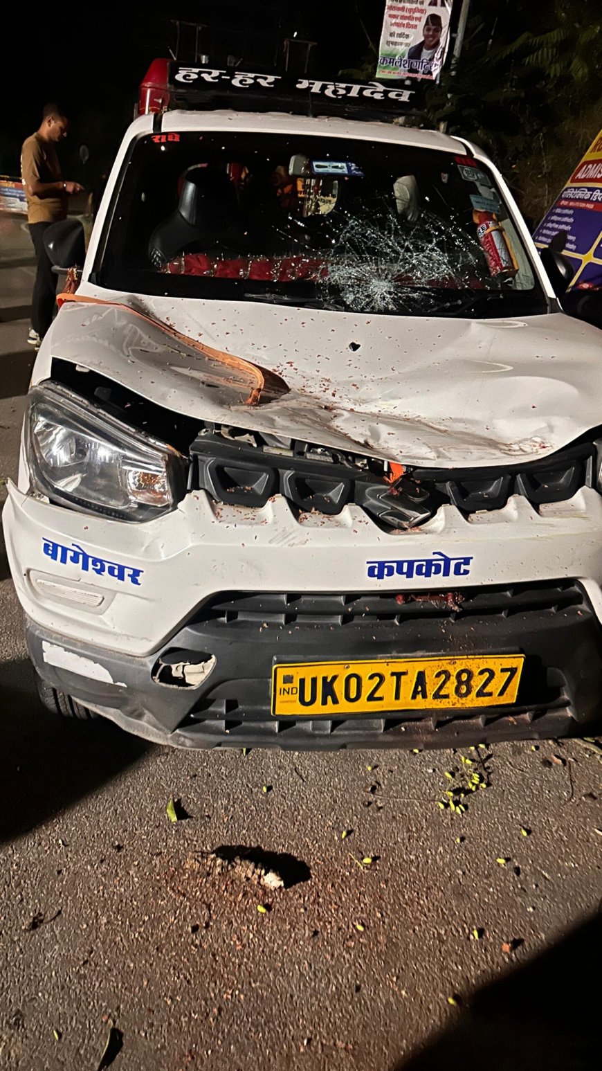 बागेश्वर में बड़ा हादसा: बालीघाट के पास सड़क पर गिरा विशाल पेड़, टैक्सी हुई क्षतिग्रस्त, यातायात थमा