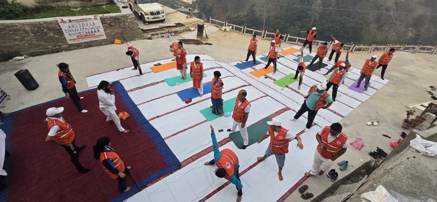 बागेश्वर में योग जागरूकता अभियान: रेडक्रॉस भवन में सामूहिक योगाभ्यास का आयोजन