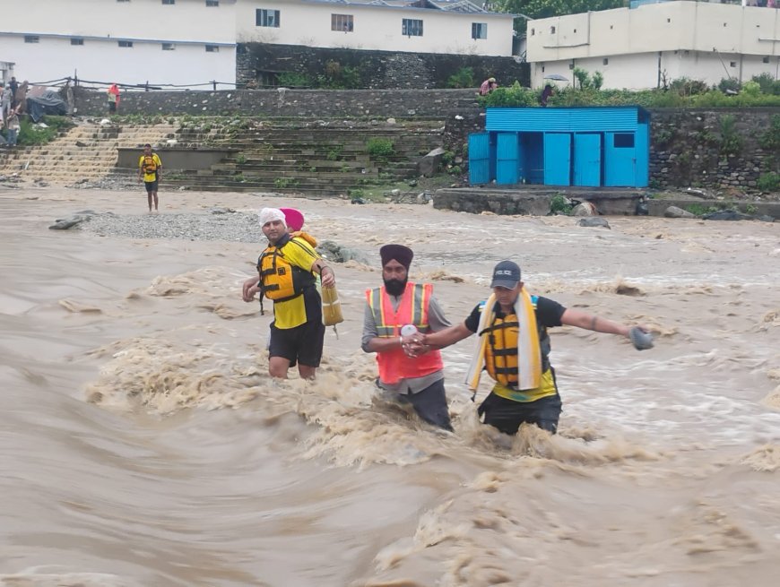 एसडीआरएफ की तत्परता से बची जानें: उफनती नदी में फंसे 50 श्रद्धालुओं का सफल रेस्क्यू