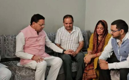 मुख्यमंत्री धामी ने शहीद लेफ्टिनेंट बीरेश्वर गोस्वामी के परिजनों से की भेंट, किया बलिदान का सम्मान