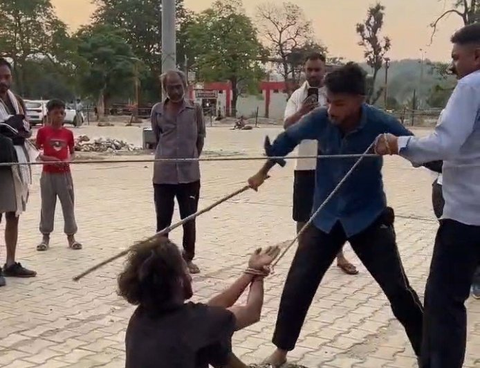 उत्तराखंड: युवक को चोरी के शक में बंधक बनाकर बेरहमी से पिटाई, वीडियो हुआ वायरल