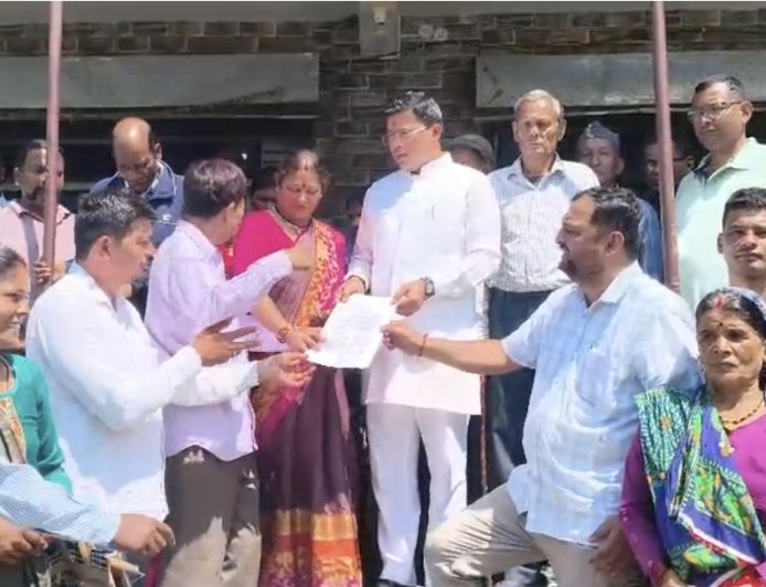 कपकोट: सड़क निर्माण में देरी से नाराज ग्रामीणों का विधायक कार्यालय का घेराव