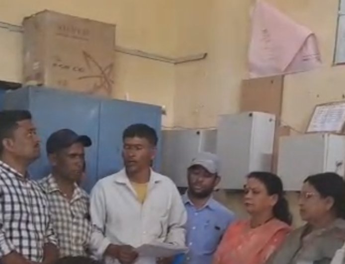 अल्मोड़ा मैग्नेसाइट कंपनी को फिर से चलाने की मांग में तेजी, मजदूर यूनियन ने विधायक को दिया ज्ञापन