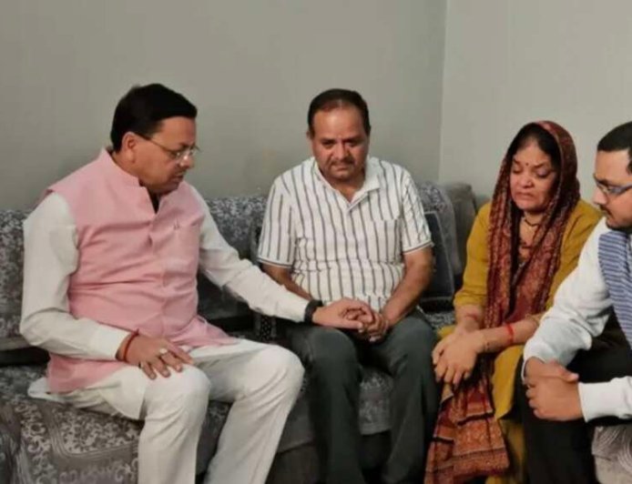 मुख्यमंत्री धामी ने शहीद लेफ्टिनेंट बीरेश्वर गोस्वामी के परिजनों से की भेंट, किया बलिदान का सम्मान