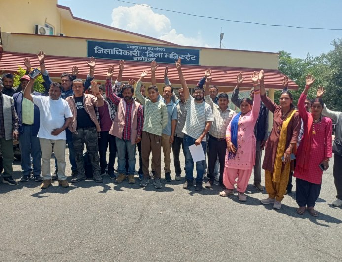 सड़क निर्माण में देरी के चलते ग्रामीणों का आक्रोश, चुनाव बहिष्कार की दी चेतावनी