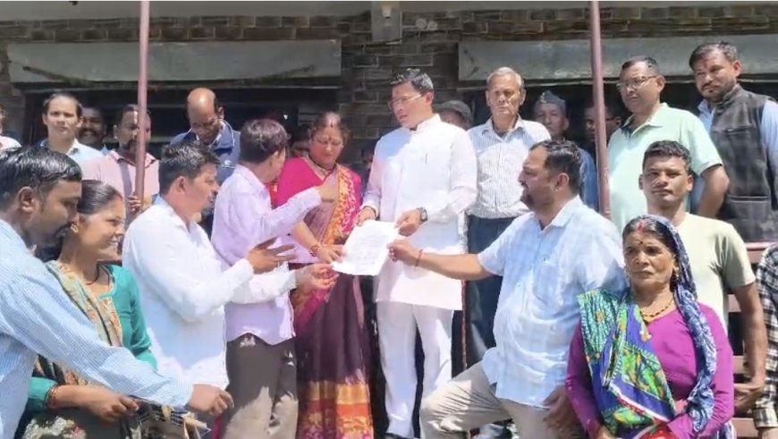 कपकोट: सड़क निर्माण में देरी से नाराज ग्रामीणों का विधायक कार्यालय का घेराव