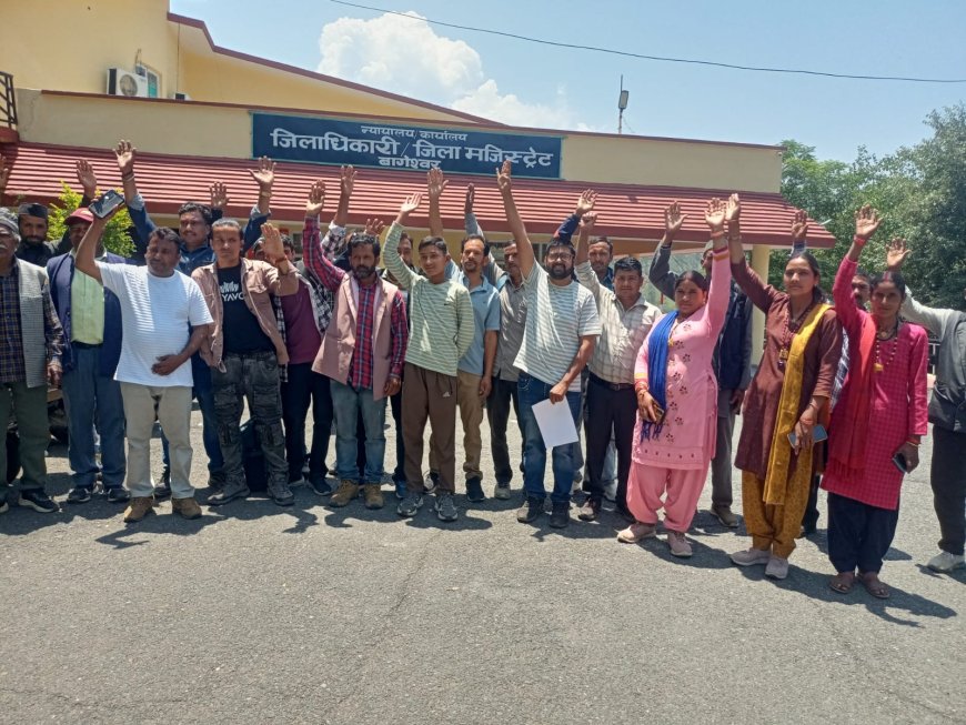 सड़क निर्माण में देरी के चलते ग्रामीणों का आक्रोश, चुनाव बहिष्कार की दी चेतावनी